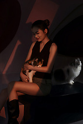 室内猫舍-美女与猫咪