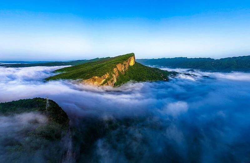 云绕青山